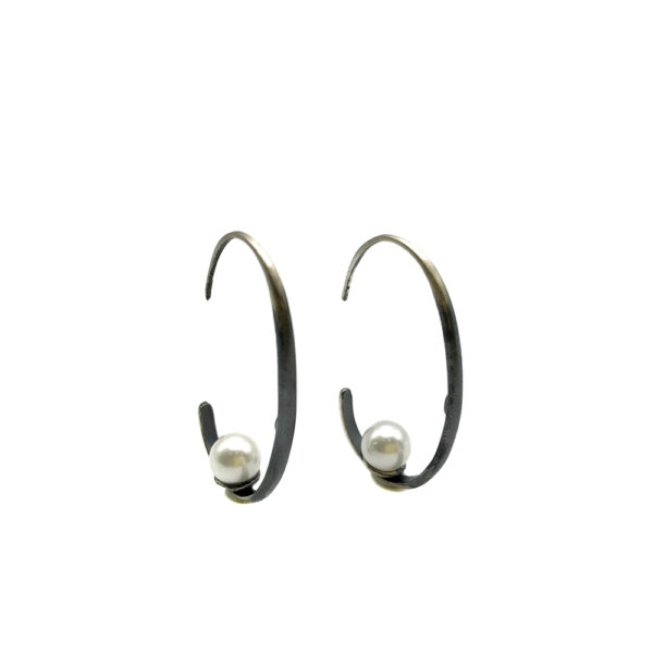 Pendientes ovalados de plata oxidada y perla 1
