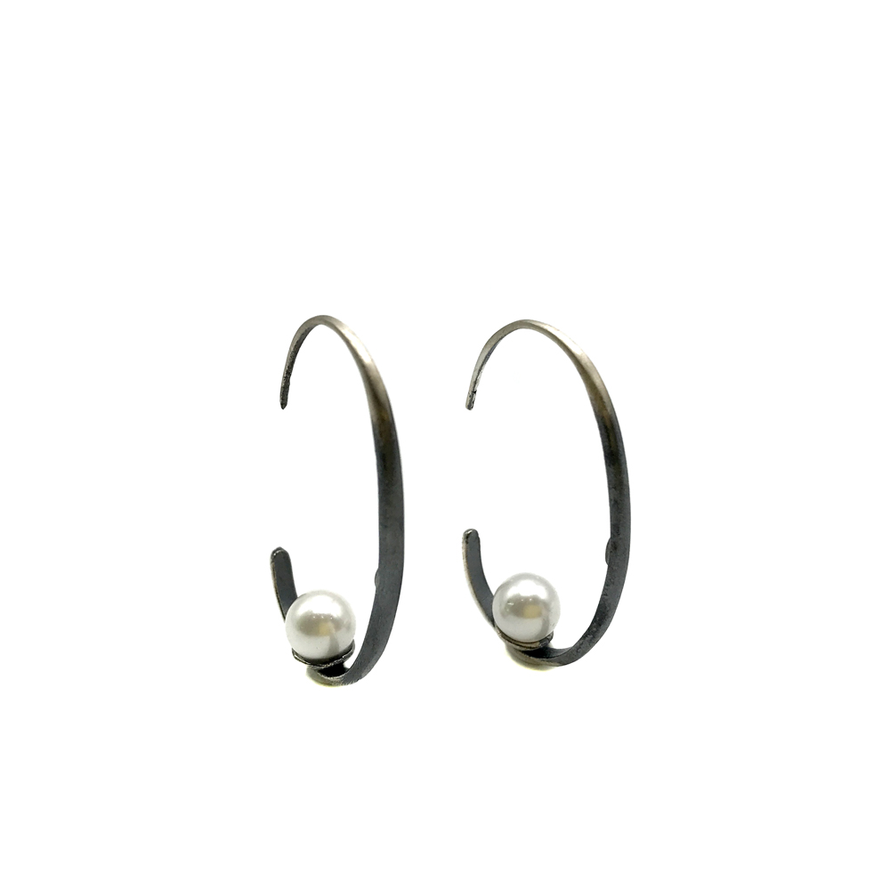 Pendientes ovalados de plata oxidada y perla 1
